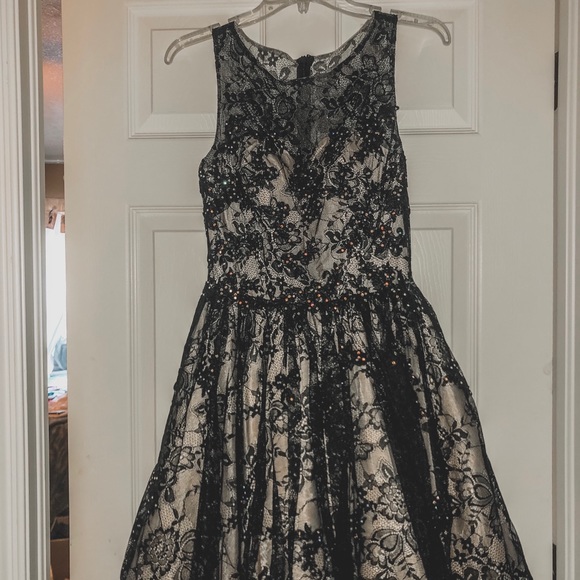 Beautiful black and gold lace cocktail dress - Picture 2 of 3